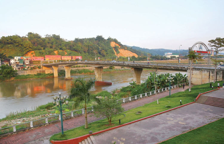 Lào Cai xác định khai thác hiệu quả “trục động lực sông Hồng” làm trung tâm tổ chức không gian, từ đó hình thành các vùng động lực, hành lang kinh tế và cực tăng trưởng. Ảnh: Tiến Giang