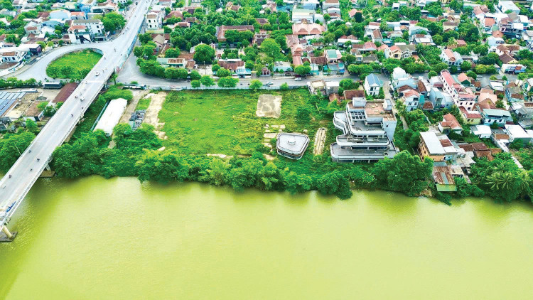 Dự án Tổ hợp thương mại dịch vụ tại 243 Nguyễn Sinh Cung, phường Mỹ Thượng, TP. Huế nằm sát sông Hương. Ảnh: Nguyễn Vương