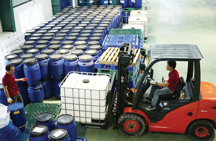 Cần khẩn trương hoàn thiện thể chế để bảo vệ quyền kinh doanh hợp pháp, giảm tối đa rủi ro pháp lý nhằm tạo môi thường thuận lợi cho doanh nghiệp phục hồi và phát triển. Ảnh: Nhã Chi