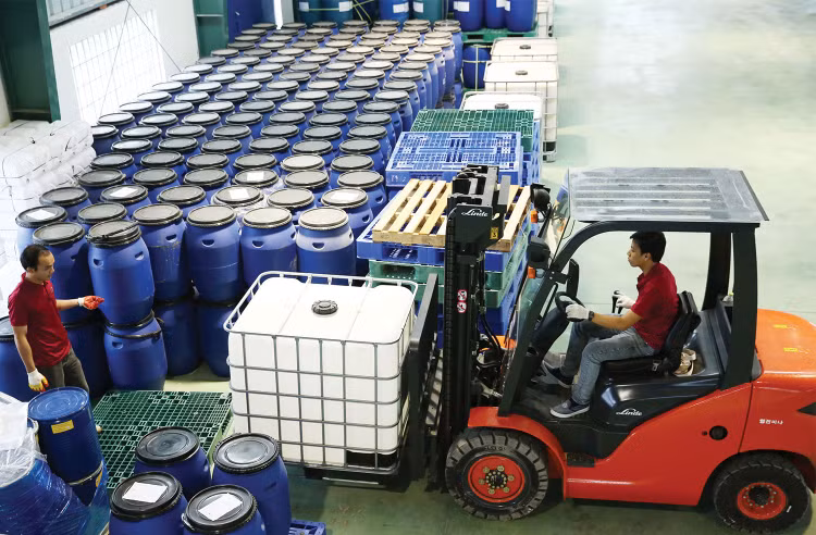 Cần khẩn trương hoàn thiện thể chế để bảo vệ quyền kinh doanh hợp pháp, giảm tối đa rủi ro pháp lý nhằm tạo môi thường thuận lợi cho doanh nghiệp phục hồi và phát triển. Ảnh: Nhã Chi