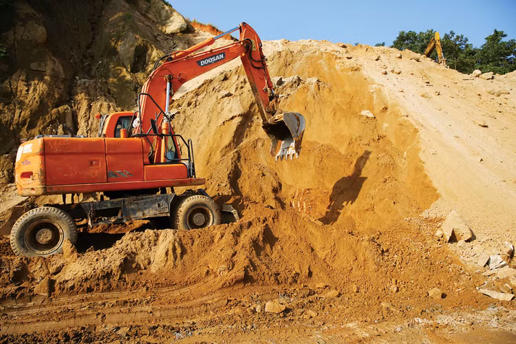 Việc tăng sản lượng khai thác mỏ hợp pháp trong thời gian ngắn là yếu tố căn bản để bảo đảm tiến độ thi công các công trình, dự án đang triển khai tại địa phương. Ảnh: Gia Khoa