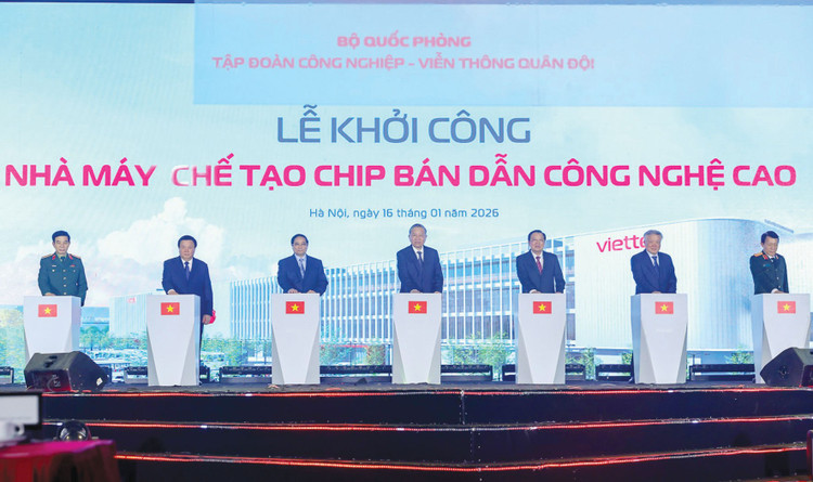 Tổng Bí thư Tô Lâm, Thủ tướng Chính phủ Phạm Minh Chính cùng các đại biểu thực hiện nghi thức khởi công nhà máy chế tạo chip bán dẫn đầu tiên tại Việt Nam. Ảnh: Quý Bắc