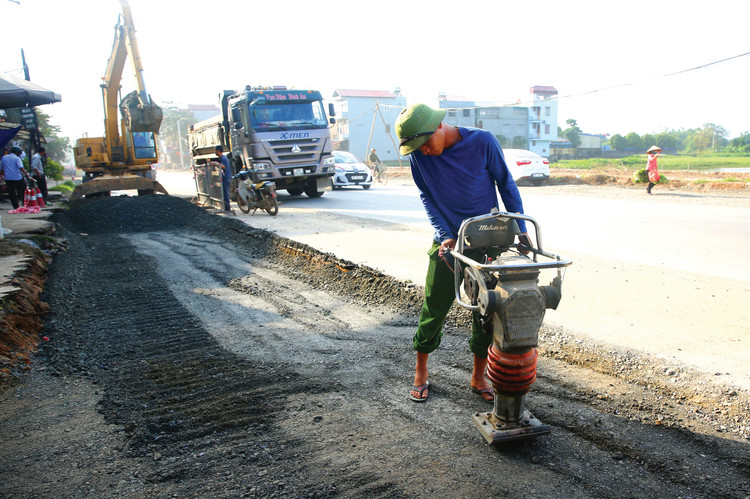 Trong 8 gói thầu sửa chữa đường bộ được mời thầu lại, tiếp tục có 1 gói thầu bị hủy thầu vì không có nhà thầu tham dự. Ảnh: Nhã Chi