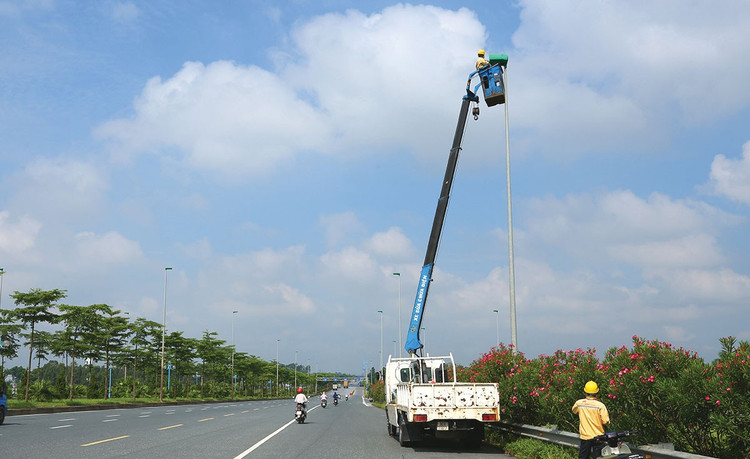 Gói thầu số 10 Hệ thống chiếu sáng yêu cầu 1 vị trí cán bộ kỹ thuật thi công tốt nghiệp chuyên ngành kỹ thuật xây dựng công trình giao thông đường bộ. Ảnh: Lâm Thanh Sơn