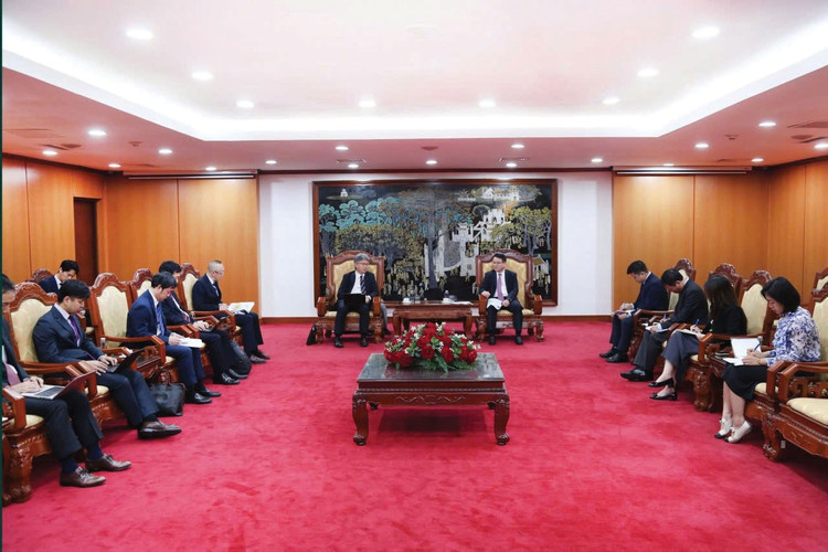 Thứ trưởng Bộ Tài chính Trần Quốc Phương làm việc với ông Yoneda Gen, Vụ trưởng Vụ Đông Nam Á - Thái Bình Dương thuộc Cơ quan Hợp tác quốc tế Nhật Bản (JICA). Ảnh: Đức Minh