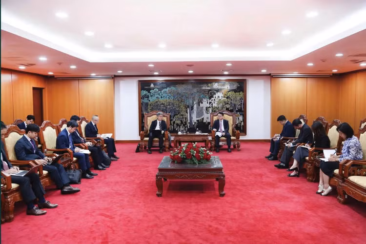 Thứ trưởng Bộ Tài chính Trần Quốc Phương làm việc với ông Yoneda Gen, Vụ trưởng Vụ Đông Nam Á - Thái Bình Dương thuộc Cơ quan Hợp tác quốc tế Nhật Bản (JICA). Ảnh: Đức Minh