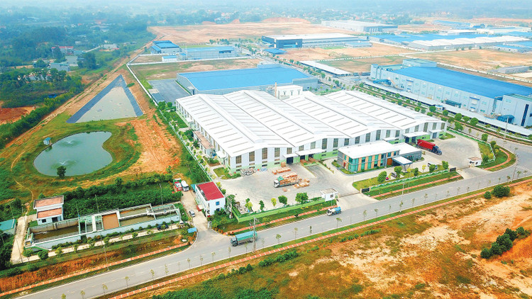 Cần khuyến khích và tạo điều kiện cho đầu tư tư nhân và đầu tư nước ngoài vào các lĩnh vực như phát điện, bất động sản công nghiệp, hạ tầng sân bay quốc tế, trung tâm logistics và cảng biển mang tầm quốc tế. Ảnh: Lê Tiên