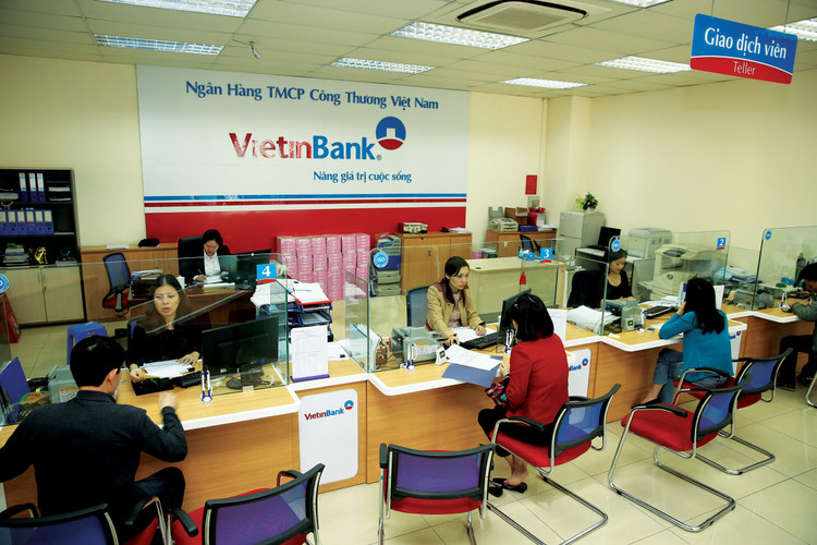 Lãi suất cho vay sản xuất, kinh doanh tại các ngân hàng thương mại cổ phần phổ biến ở mức 9,4% trong 12 tháng đầu, sau đó thả nổi với biên độ khoảng 3 - 3,5%. Ảnh: Nhã Chi