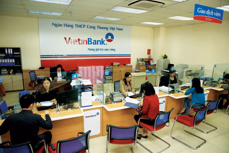 Lãi suất cho vay sản xuất, kinh doanh tại các ngân hàng thương mại cổ phần phổ biến ở mức 9,4% trong 12 tháng đầu, sau đó thả nổi với biên độ khoảng 3 - 3,5%. Ảnh: Nhã Chi