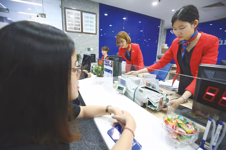 Vốn tín dụng tiếp tục được định hướng vào sản xuất kinh doanh, các lĩnh vực ưu tiên, các động lực tăng trưởng, gắn với kiểm soát nợ xấu. Ảnh: Song Lê