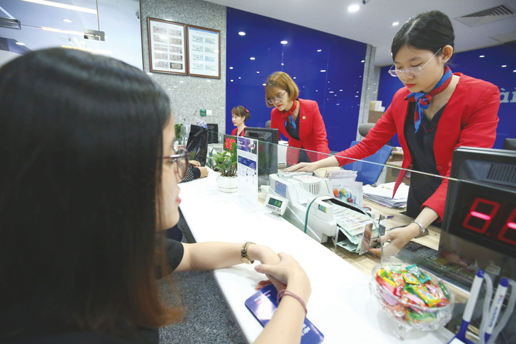 Vốn tín dụng tiếp tục được định hướng vào sản xuất kinh doanh, các lĩnh vực ưu tiên, các động lực tăng trưởng, gắn với kiểm soát nợ xấu. Ảnh: Song Lê