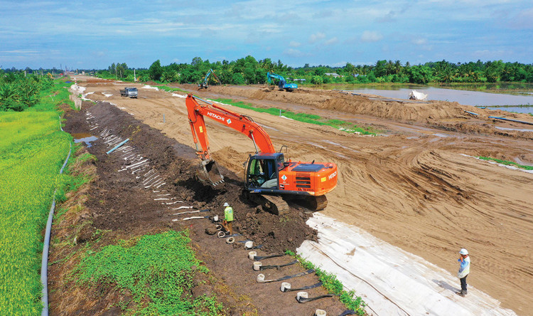 Lũy kế từ đầu năm đến hết ngày 27/11/2025, tổng số vốn đầu tư công đã giải ngân đạt hơn 528.870 tỷ đồng, tương đương 57,9% kế hoạch Thủ tướng giao. Ảnh: Tiến Tân