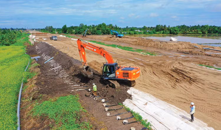 Lũy kế từ đầu năm đến hết ngày 27/11/2025, tổng số vốn đầu tư công đã giải ngân đạt hơn 528.870 tỷ đồng, tương đương 57,9% kế hoạch Thủ tướng giao. Ảnh: Tiến Tân