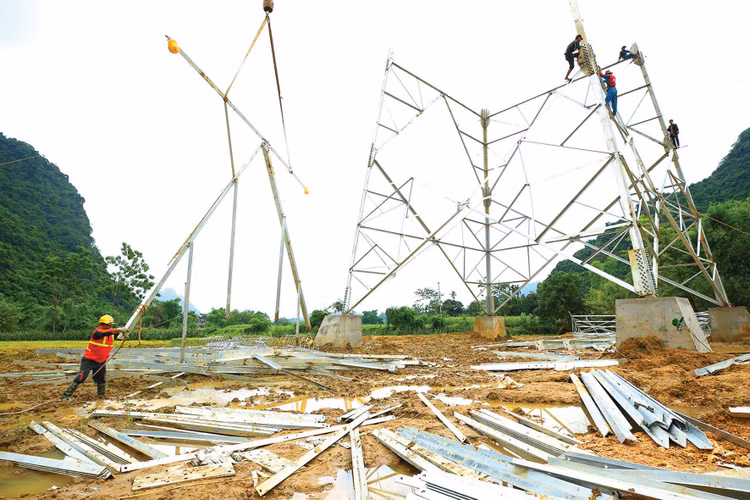 Hàng loạt dự án lớn như cao tốc, sân bay, đường dây 500kV... được triển khai đã tạo "cú hích" cho nhiều doanh nghiệp tăng trưởng kinh doanh, cải thiện sức khỏe tài chính và nâng cao năng lực nội tại. Ảnh: Lê Tiên