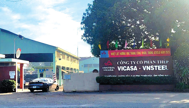Công ty CP Thép VICASA - VNSteel tạm dừng sản xuất nhưng vẫn duy trì bán hàng từ lượng hàng tồn kho. Ảnh: Quang Phương