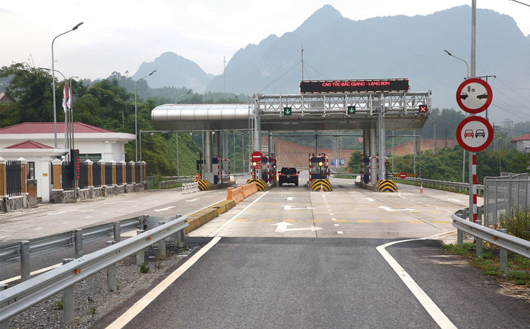 Dự án cao tốc Bắc Giang - TP. Lạng Sơn đoạn Km45+100 - Km108+500, kết hợp tăng cường mặt đường Quốc lộ 1 đoạn Km1+800 - Km106+500 phát sinh khó khăn khi bỏ 1 trạm thu phí. Ảnh: Nhã Chi