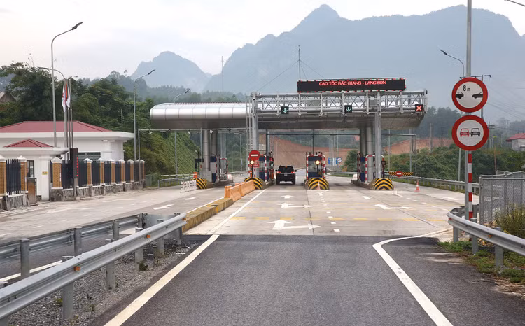 Dự án cao tốc Bắc Giang - TP. Lạng Sơn đoạn Km45+100 - Km108+500, kết hợp tăng cường mặt đường Quốc lộ 1 đoạn Km1+800 - Km106+500 phát sinh khó khăn khi bỏ 1 trạm thu phí. Ảnh: Nhã Chi