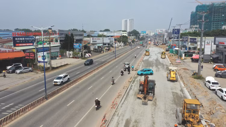 Năm 2025 có hơn 4.600 gói thầu thuộc các dự án đầu tư với tổng giá trị trên 27.343 tỷ đồng được triển khai trên địa bàn TP.HCM. Ảnh: Tiên Giang