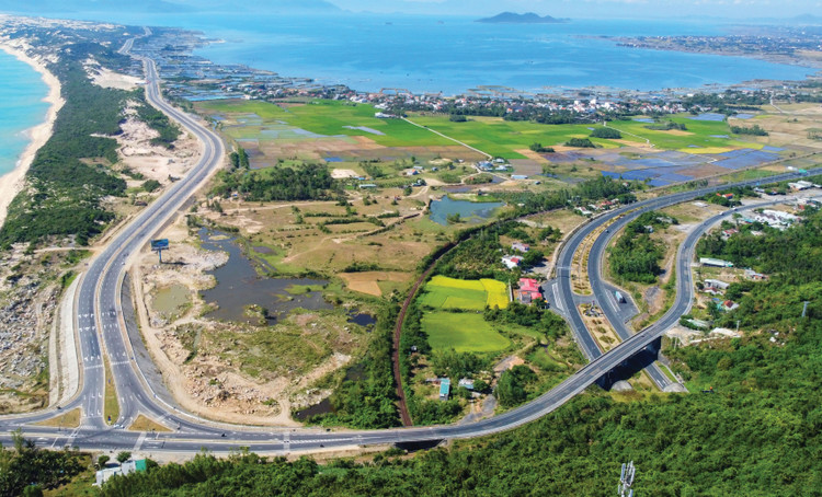 Gói thầu số 11 Thi công xây dựng công trình thuộc Dự án Nâng cấp, mở rộng Quốc lộ 26B (tỉnh Khánh Hòa) có giá gần 500 tỷ đồng. Ảnh: Xuân Hoát