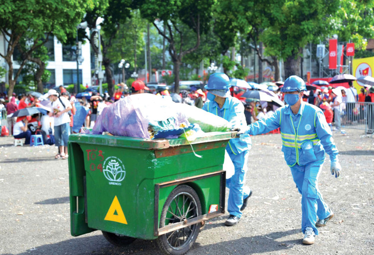 Các gói thầu duy trì vệ sinh môi trường giai đoạn 3 đến 5 năm tới tại các phường, xã của Hà Nội đều có giá trị hàng trăm tỷ đồng mỗi gói. Ảnh: Hoàng Sơn