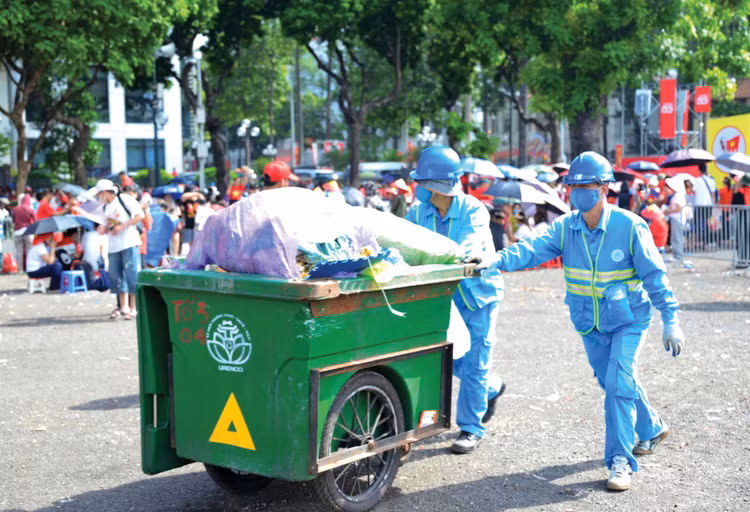 Các gói thầu duy trì vệ sinh môi trường giai đoạn 3 đến 5 năm tới tại các phường, xã của Hà Nội đều có giá trị hàng trăm tỷ đồng mỗi gói. Ảnh: Hoàng Sơn