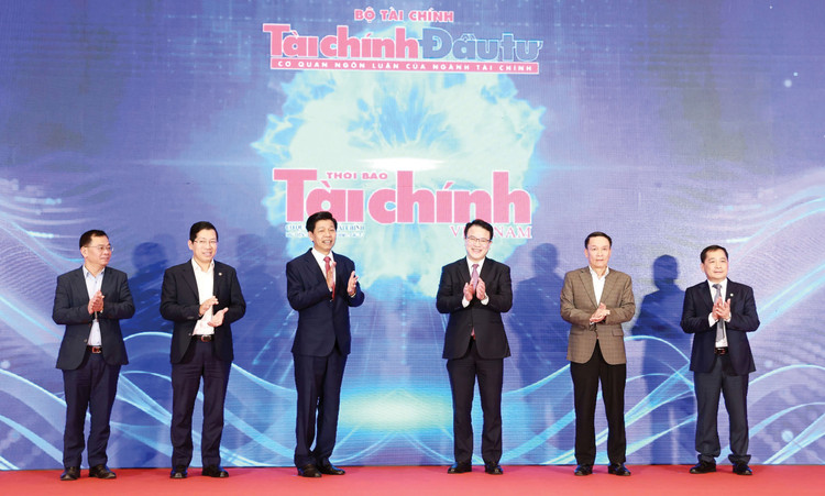 Thứ trưởng Bộ Tài chính Trần Quốc Phương và các đại biểu thực hiện nghi thức khai trương giao diện mới báo điện tử Báo Tài chính - Đầu tư. Ảnh: Đức Thanh