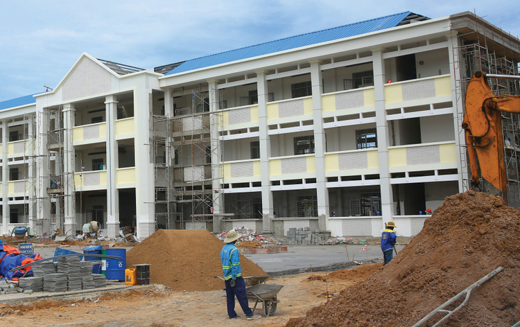 Gói thầu Thi công xây dựng thuộc Dự án Bổ sung cơ sở vật chất Trường Phổ thông dân tộc nội trú THPT huyện Đăk Hà, tỉnh Kon Tum (nay là tỉnh Quảng Ngãi) có giá hơn 22 tỷ đồng. Ảnh: Trọng Lân