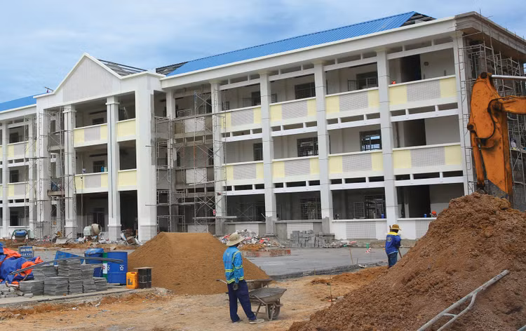 Gói thầu Thi công xây dựng thuộc Dự án Bổ sung cơ sở vật chất Trường Phổ thông dân tộc nội trú THPT huyện Đăk Hà, tỉnh Kon Tum (nay là tỉnh Quảng Ngãi) có giá hơn 22 tỷ đồng. Ảnh: Trọng Lân