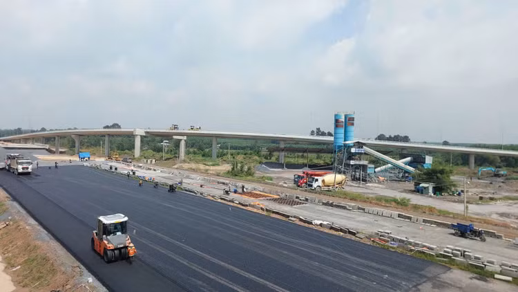 Nhà thầu tăng tốc thi công Dự án thành phần 1 thuộc cao tốc Biên Hòa - Vũng Tàu, góp phần đẩy nhanh tiến độ giải ngân vốn đầu tư công. Ảnh: Ngọc Tuấn