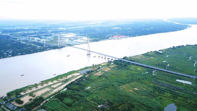 Cầu Cần Thơ 2 đi song song và cách cầu Cần Thơ hiện hữu 4,5 km về phía hạ lưu sông Hậu. Ảnh: Lê Tiên