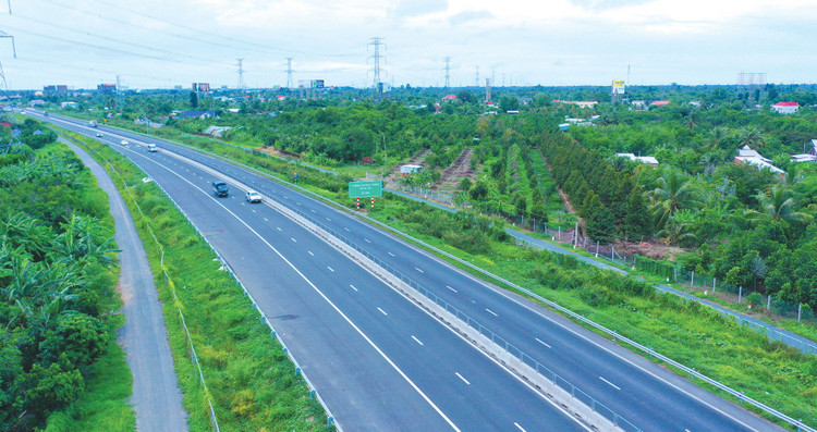 Bộ Tài chính thực hiện đơn giản hóa 35 thủ tục hành chính thuộc lĩnh vực đầu tư trong năm 2025 nhằm đẩy mạnh phân cấp, phân quyền và đẩy nhanh tiến độ triển khai dự án. Ảnh: Bùi Trọng Lân