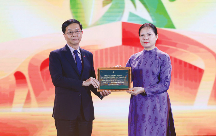 Tại Lễ bế mạc Hội chợ mùa Thu lần thứ nhất - 2025, Petrovietnam đã trao ủng hộ đồng bào vùng lũ số tiền 100 tỷ đồng