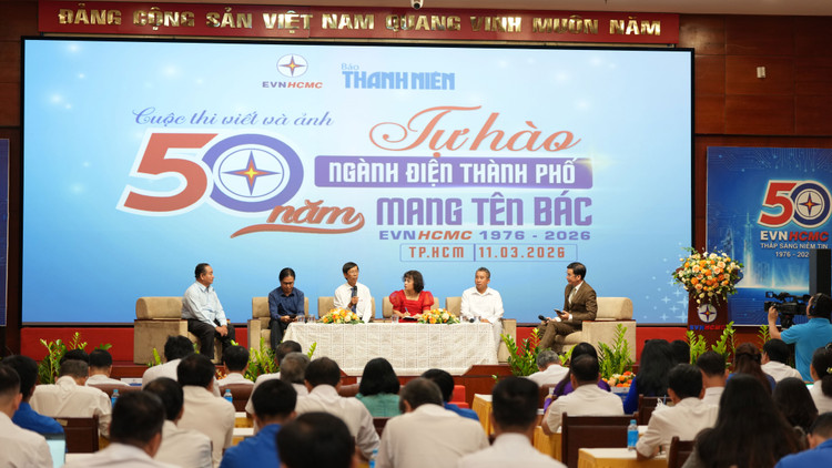Nhà văn Trầm Hương (áo đỏ), nhiếp ảnh gia Vũ Hải Sơn (áo xanh), Anh hùng lao động Trương Thái Sơn (người đeo caravat) và đại diện 2 khách hàng của ngành điện tham gia chương trình giao lưu