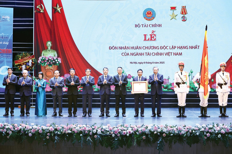 Tổng Bí thư Tô Lâm trao tặng Huân chương Độc lập hạng Nhất cho ngành Tài chính vì những thành tựu và đóng góp to lớn trong sự nghiệp xây dựng và bảo vệ Tổ quốc. Ảnh: Hà Thanh