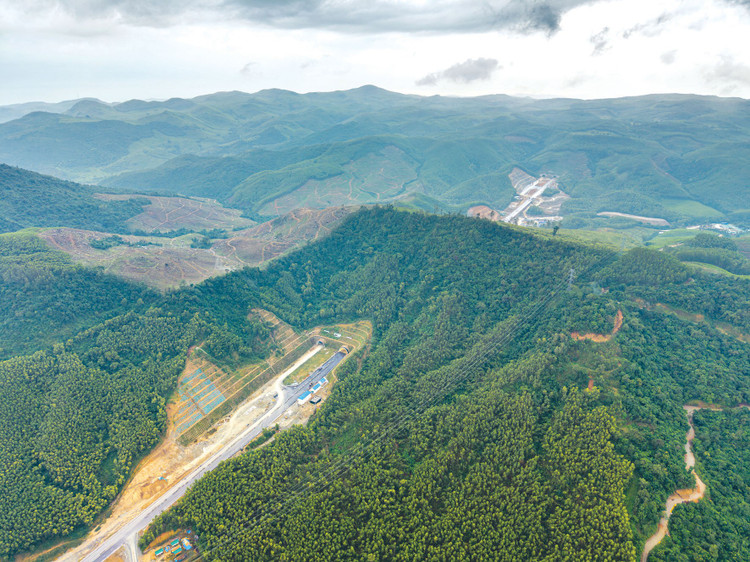 Những dãy núi ngáng trở giao thương đã bị chinh phục hoàn toàn bằng bàn tay và khối óc của người Việt Nam