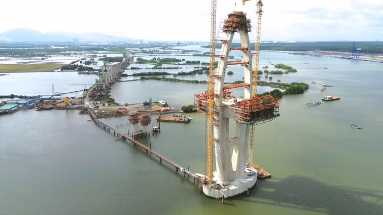 Tổng sản lượng thi công hoàn thành Gói thầu số 38 và Gói thầu số 39 thuộc Dự án cầu Phước An đạt 1.542 tỷ đồng, bằng 60,43% tổng giá trị hợp đồng. Ảnh: Như Nguyệt
