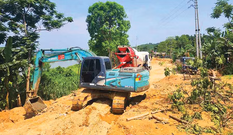 Dự án nâng cấp Quốc lộ 8C đạt sản lượng khoảng 69%, trong đó đoạn từ Quốc lộ 8 đến đường Hồ Chí Minh chậm 23%. Ảnh: Trần Tuấn