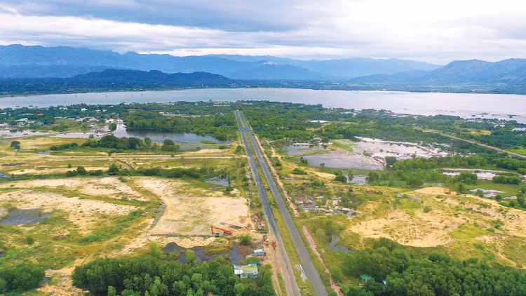 Giá trị nộp ngân sách nhà nước tăng thêm mà nhà đầu tư trúng thầu phải nộp bên cạnh tiền sử dụng đất, tiền thuê đất giúp Nhà nước khai thác hiệu quả địa tô chênh lệch từ khu đất thực hiện dự án. Ảnh: Trần Vũ