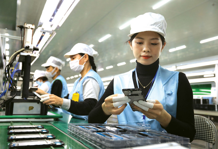 Cần khuyến khích và tạo điều kiện để doanh nghiệp tư nhân tham gia vào các lĩnh vực có tầm chiến lược như xây dựng đường sắt, hạ tầng năng lượng, hạ tầng số, sản xuất chip bán dẫn…Ảnh: Lê Tiên