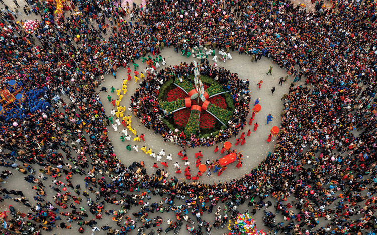 Văn hóa chính là điểm tựa tinh thần, là ngọn nguồn sức mạnh giúp dân tộc ta đi xa hơn, vững vàng hơn giữa muôn trùng sóng gió của thời đại, làm nên những mùa xuân rực rỡ cho đất nước trong tương lai. Ảnh: Lê Huy