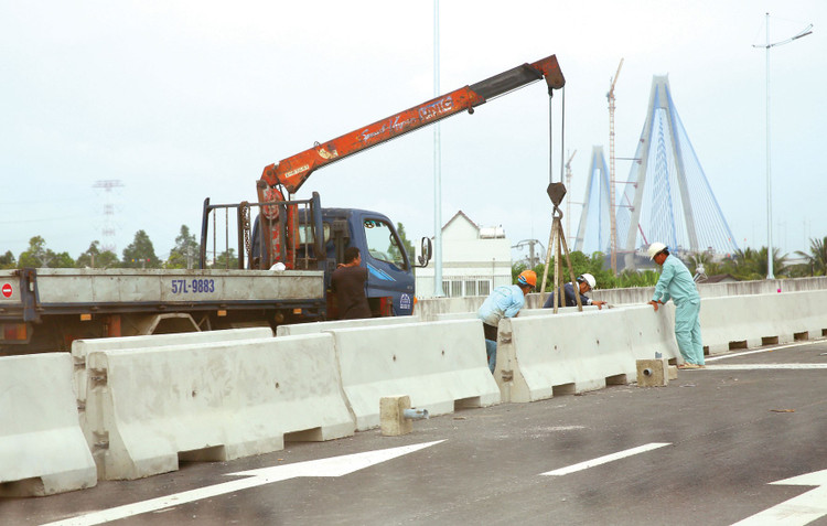 Việc triển khai hàng loạt dự án, công trình trọng điểm quốc gia và ngành giao thông vận tải trong thời gian qua đã đẩy nhu cầu sử dụng vật liệu xây dựng lên cao. Ảnh: Lê Tiên