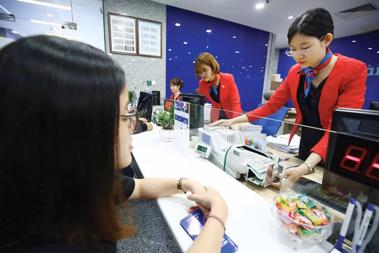 Đến ngày 10/10/2025, lãi suất cho vay bình quân đối với giao dịch phát sinh mới của các ngân hàng thương mại ở mức 6,55%/năm, tăng 0,03%/năm so với ngày 10/9/2025. Ảnh: Lê Tiên