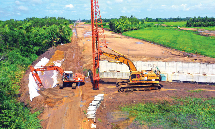 Giá vật liệu xây dựng và nhiên liệu đồng loạt leo thang đang tạo áp lực lớn lên các nhà thầu, đặc biệt tại các dự án giao thông trọng điểm. Ảnh: Lê Tiên 