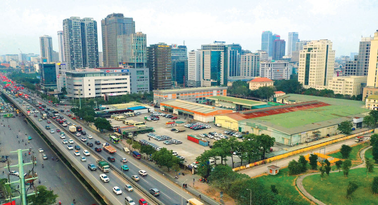 Thực trạng khu đất tại 17 Phạm Hùng (Hà Nội) ngày 2/3/2026 gồm nhiều khu nhà khung thép lợp mái tôn và là địa điểm đậu xe. Ảnh: Gia Khoa