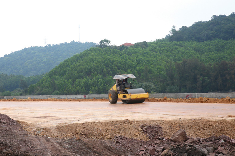 Tình trạng không công khai thông tin chủ yếu của hợp đồng phổ biến ở tất cả các lĩnh vực như xây lắp, mua sắm hàng hóa, tư vấn, dịch vụ phi tư vấn, hỗn hợp. Ảnh: Nhã Chi