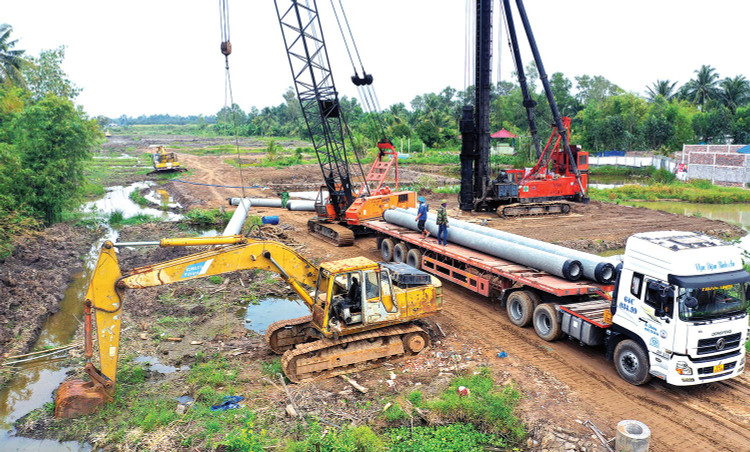 Pháp luật đấu thầu hiện hành không quy định giá trị cụ thể, số lượng thành viên tham dự đối với liên danh trúng thầu thi công công trình. Ảnh: Xuân Mộc