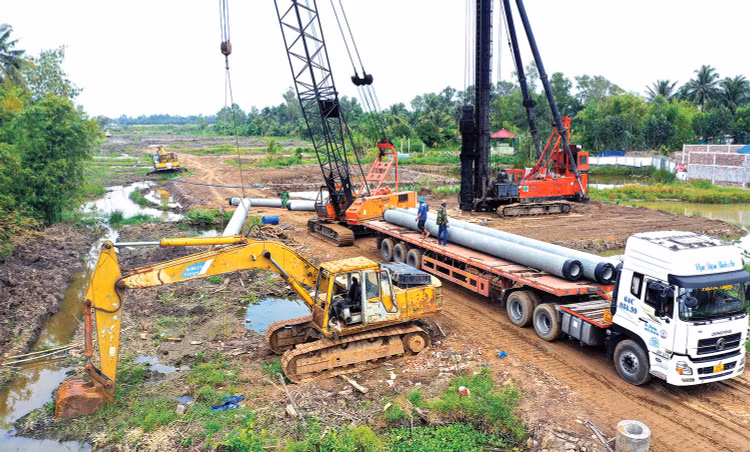 Pháp luật đấu thầu hiện hành không quy định giá trị cụ thể, số lượng thành viên tham dự đối với liên danh trúng thầu thi công công trình. Ảnh: Xuân Mộc