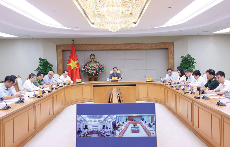 Phó Thủ tướng Trần Hồng Hà chủ trì cuộc họp nghe báo cáo, cho ý kiến đối với việc thành lập và tổ chức hoạt động của Quỹ Nhà ở quốc gia. Ảnh: Minh Khôi