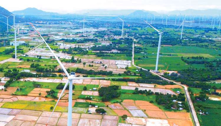 Việt Nam đang đứng trước cơ hội lớn để thu hút dòng vốn đầu tư vào lĩnh vực năng lượng, đặc biệt là năng lượng tái tạo. Ảnh: Gia Khoa