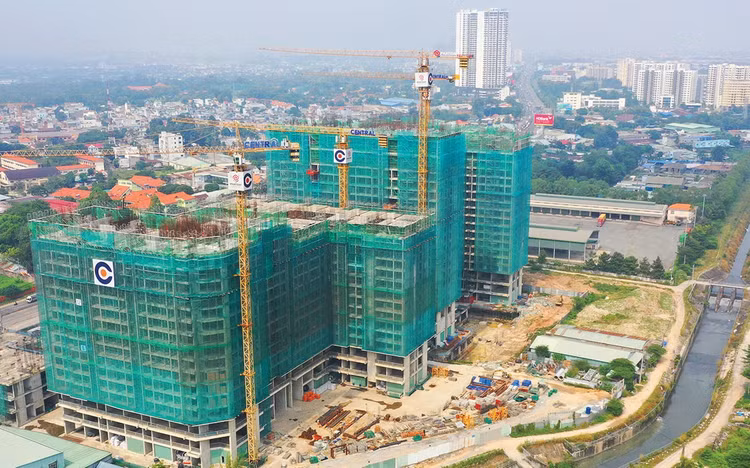 Chi phí lãi vay tăng cao, dòng tiền thực từ bán hàng đang trở thành yếu tố quyết định khả năng tồn tại và phát triển của doanh nghiệp địa ốc. Ảnh: Song Lê